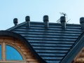 Kominki i wentylatory dachowe VILPE na dachu rustykalnym. Wentylacja wszystkich pomieszczeń domu.
