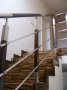 schody drewniane z balustradą ze stali nierdzewnej