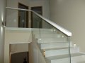 schody drewniane z balustradą ze szkła
