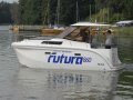 Futura 860+ to houseboat adresowany dla osób ceniących komfort i wygodę za przystępną cenę. Łódź jest siedmioosobowa, posiada 3 dwuosobowe zamykane kabiny i pojedyńczą koje w mesie. Łódź posiada kabin